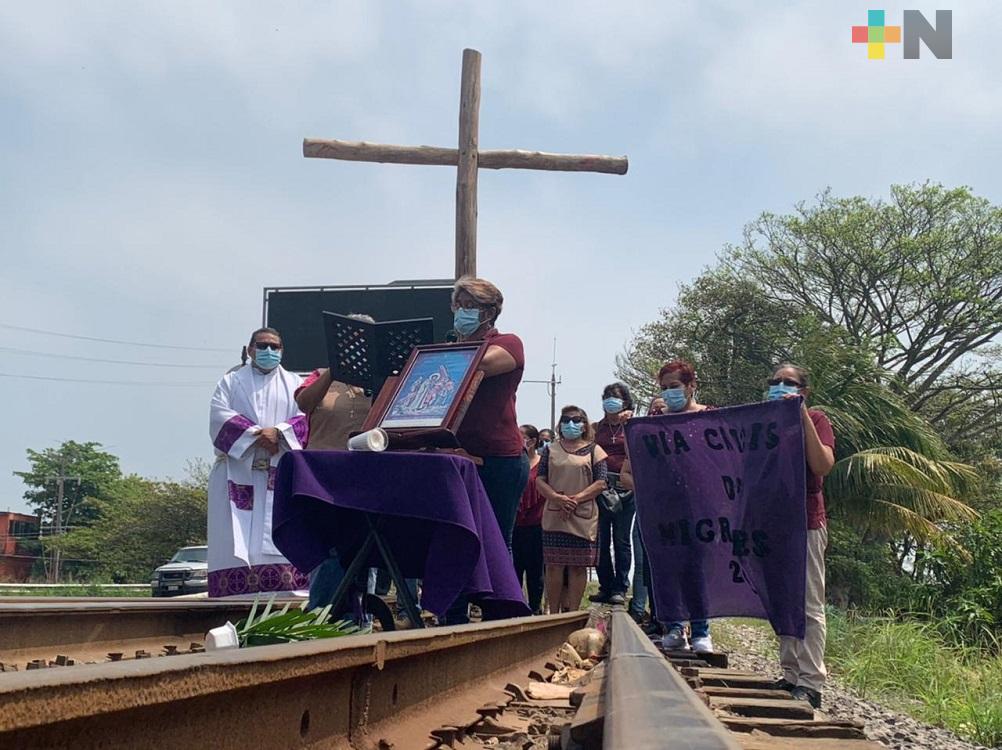Servidores religiosos viven el Viacrucis Migrante en Coatzacoalcos