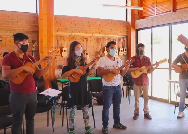 Universidad para el Bienestar de Playa Vicente de música y laudería mantiene clase presenciales
