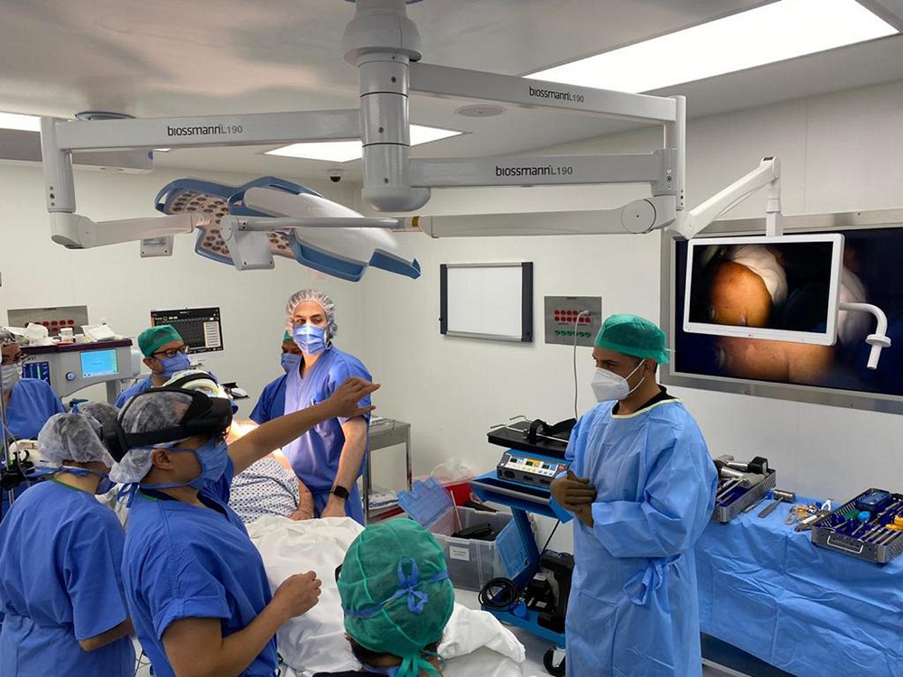 Universitarios realizan en México primera cirugía con realidad mixta