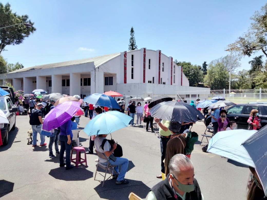 Gran afluencia de xalapeños en el primer día de vacunación contra COVID-19