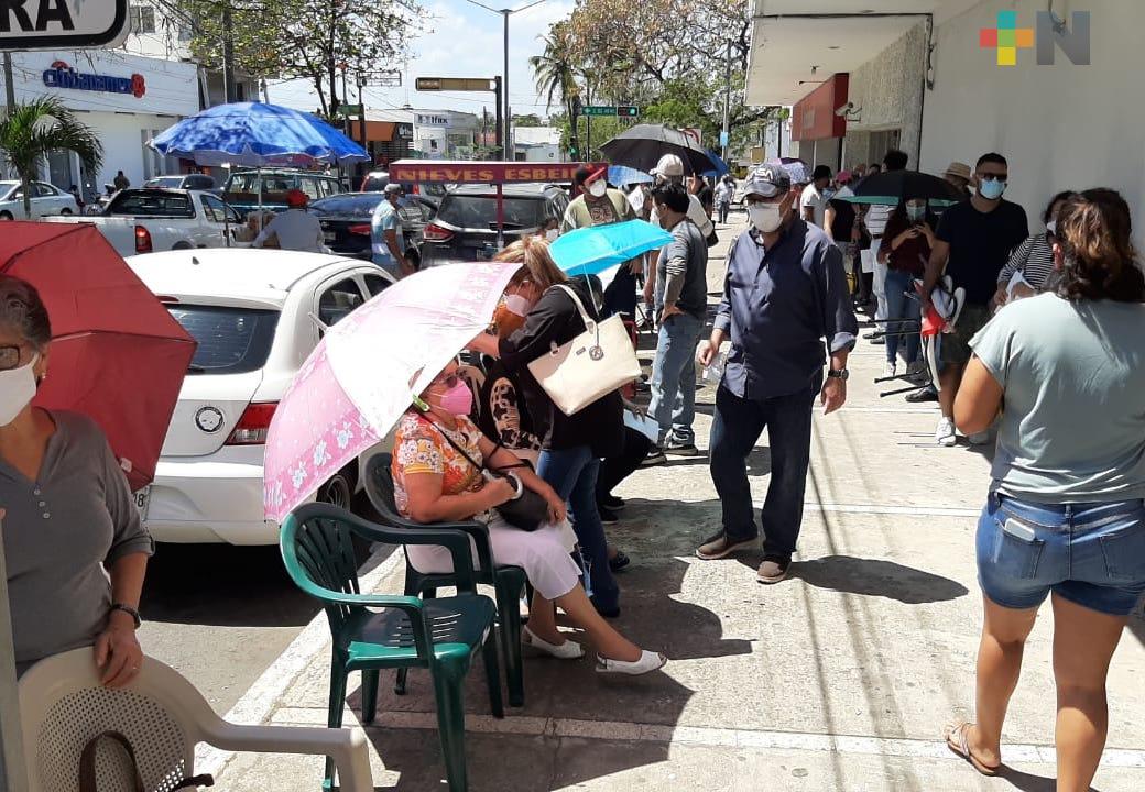 Apartan lugar desde un día antes para vacunarse en módulo del Club de Leones de Veracruz