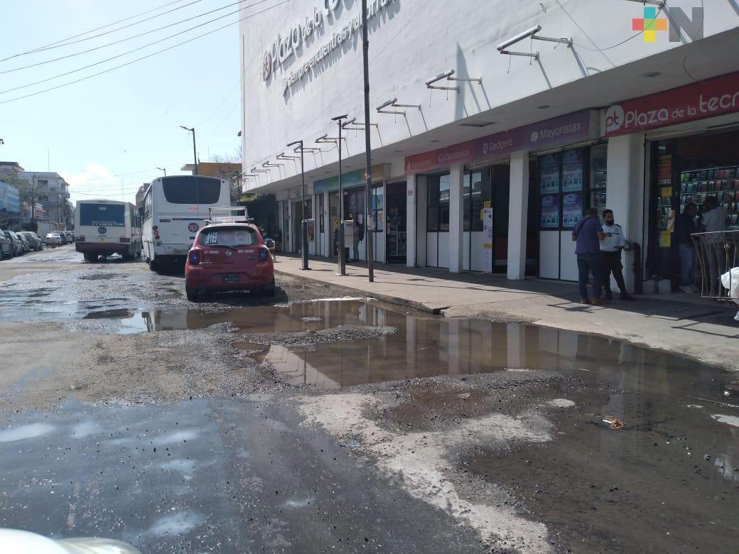 Baches y fugas de agua en calle Nicolás Bravo de Veracruz