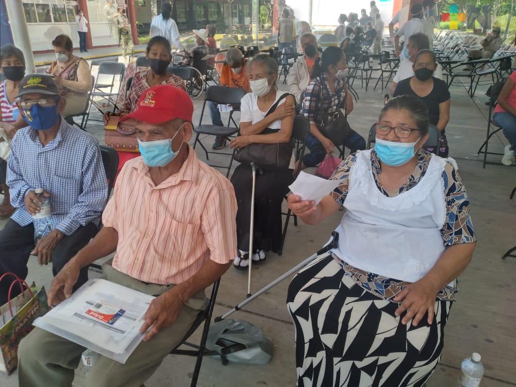 Con 49 años de casados, recibieron juntos la vacuna contra COVID-19