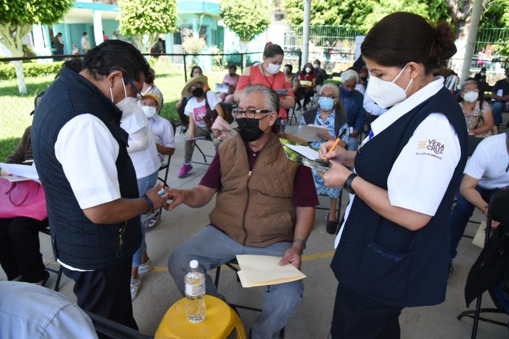 En Xalapa, adultos mayores dieron la bienvenida a la vacuna contra COVID-19