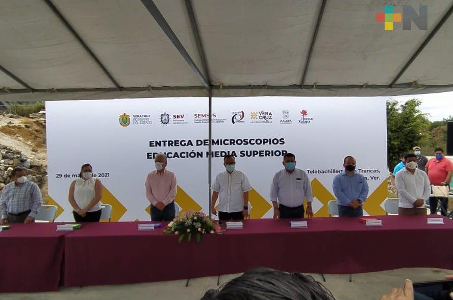 Ayuntamiento de Xalapa donó microscopios a Telebachillerato de Las Trancas