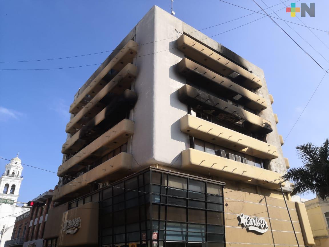 Comenzaron trabajos para determinar causas del incendio en edificio del centro histórico de Veracruz