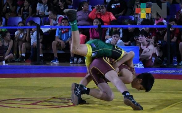 Veracruzanas sumaron preseas en Selectivo Nacional de Lucha