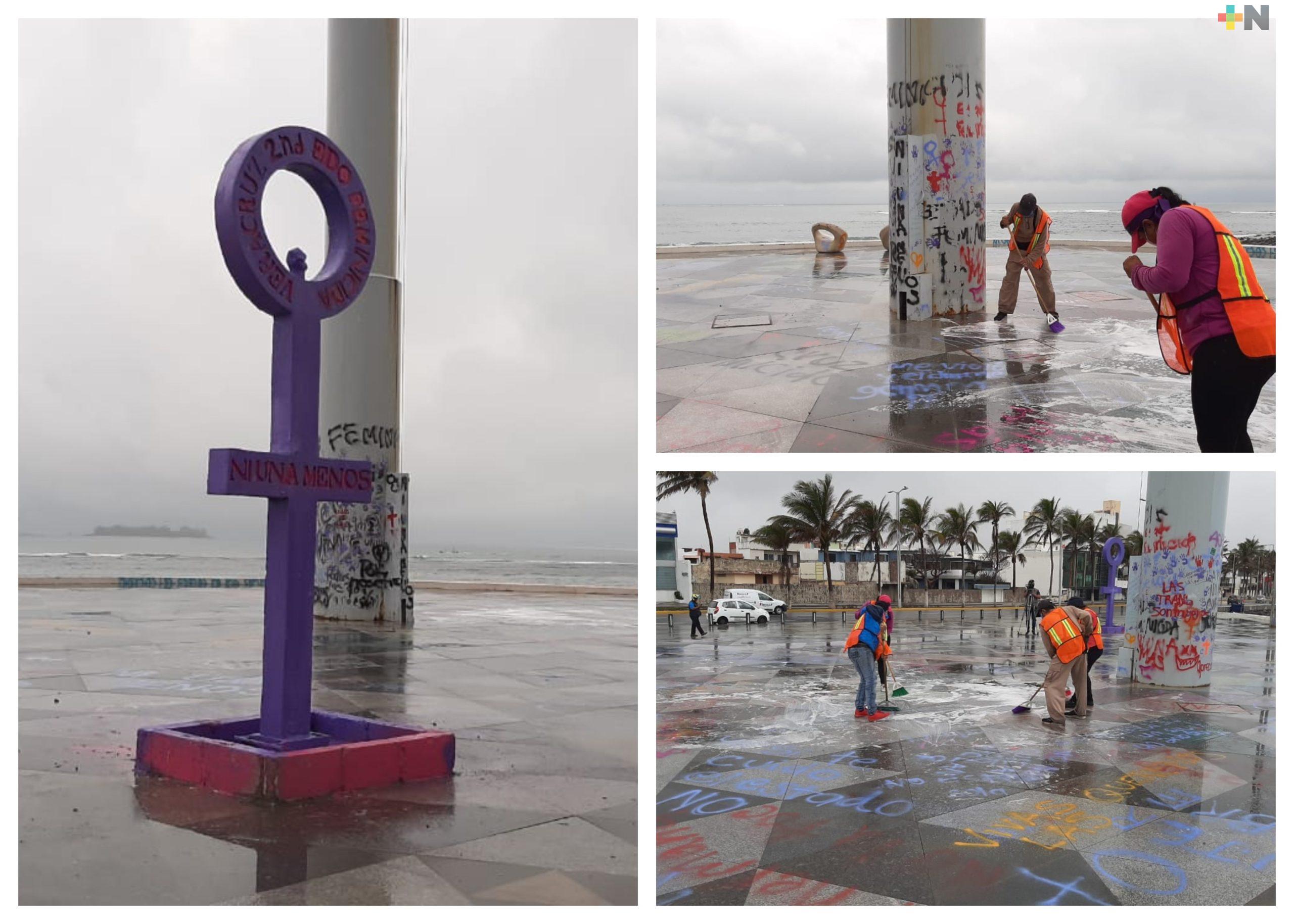 Limpiaron explanada del asta bandera donde grupos feministas se manifestaron en Veracruz
