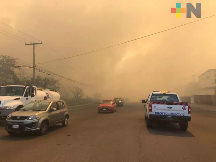 Se registran incendios de pastizales en carretera Veracruz-Medellín y cerca de Cabeza Olmeca