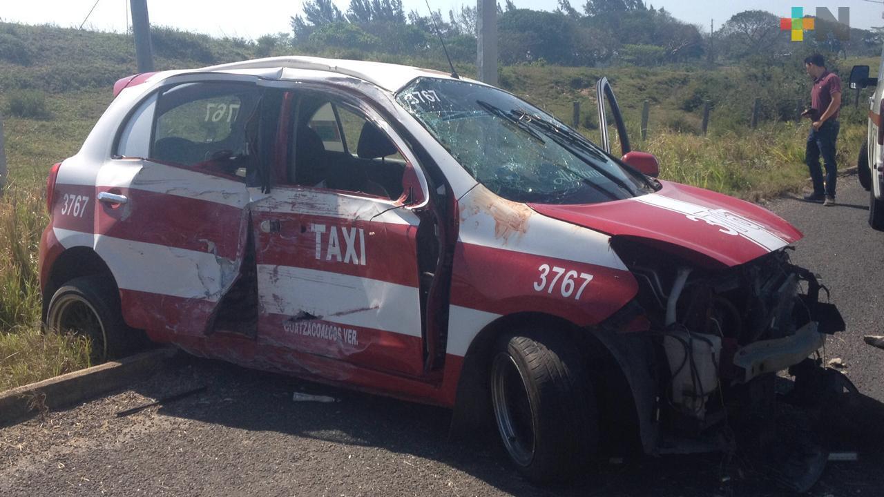 Choque de taxi contra poste causa muerte de persona y lesiones a otra en Coatzacoalcos