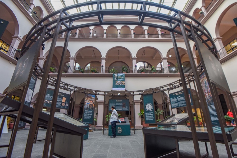 Llegan banderas históricas a palacio municipal de Xalapa