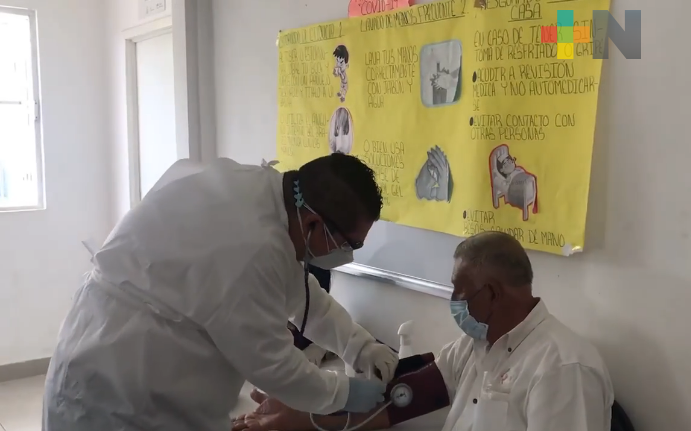 Manuel Huerta visitó centro de vacunación en Chacaltianguis