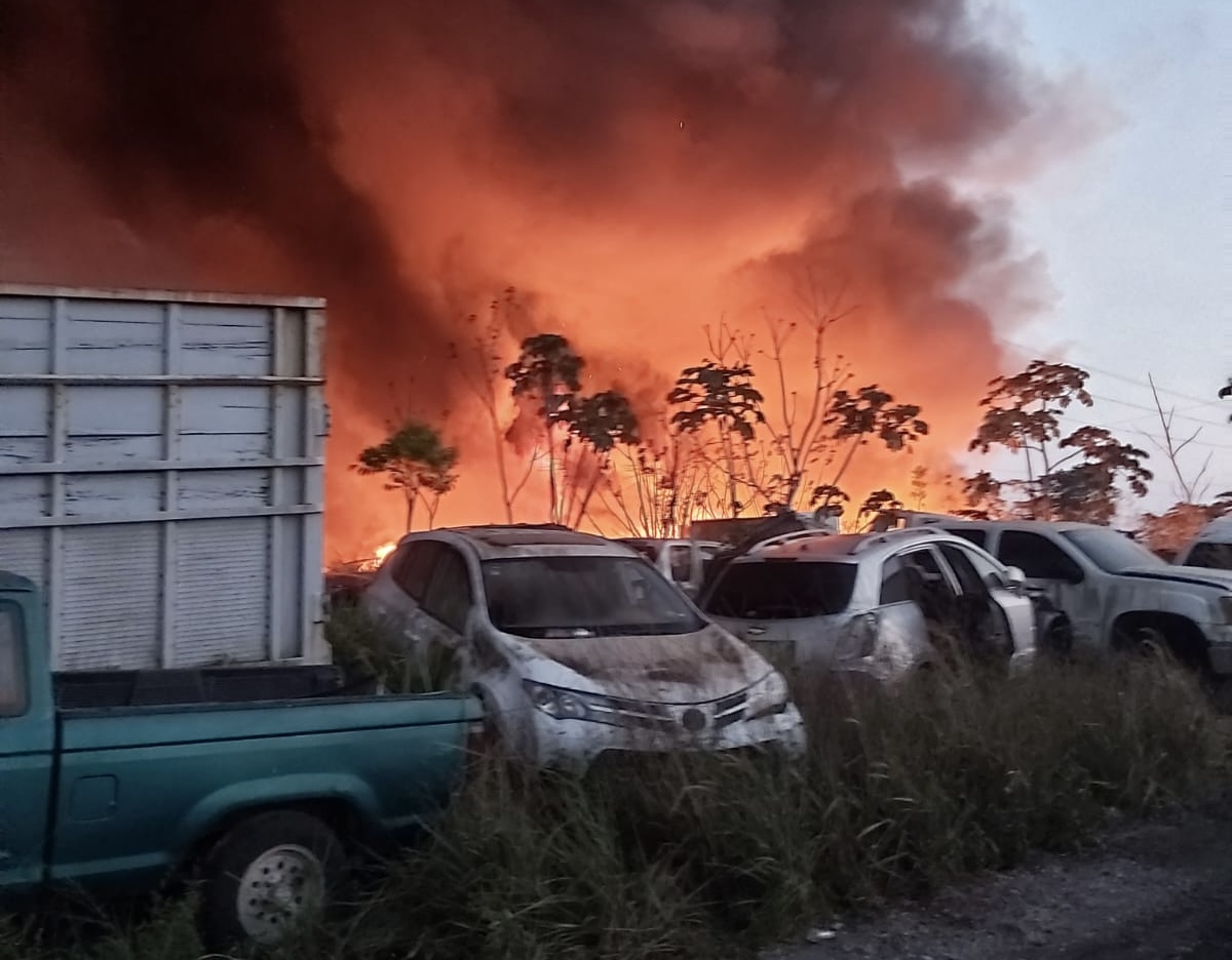 Se registró espectacular incendio en corralón de Minatitlán