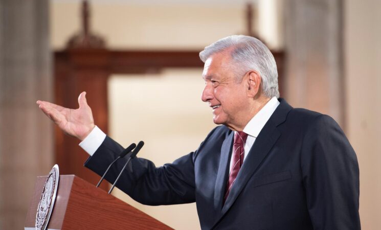 Avanza vacunación a personas adultas mayores; necesario volver a clases presenciales: AMLO