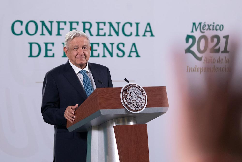 AMLO celebra fusión entre Univisión y Televisa