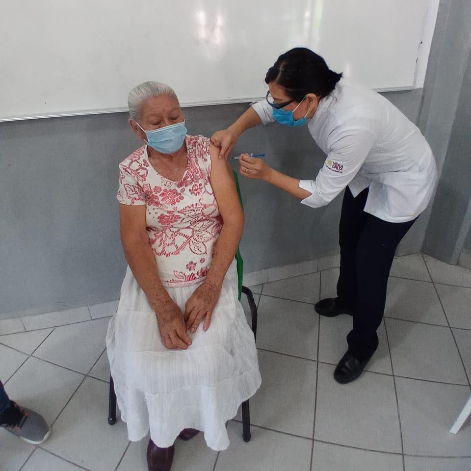 Continúa aplicación de vacuna anti covid para adultos mayores en municipios veracruzanos