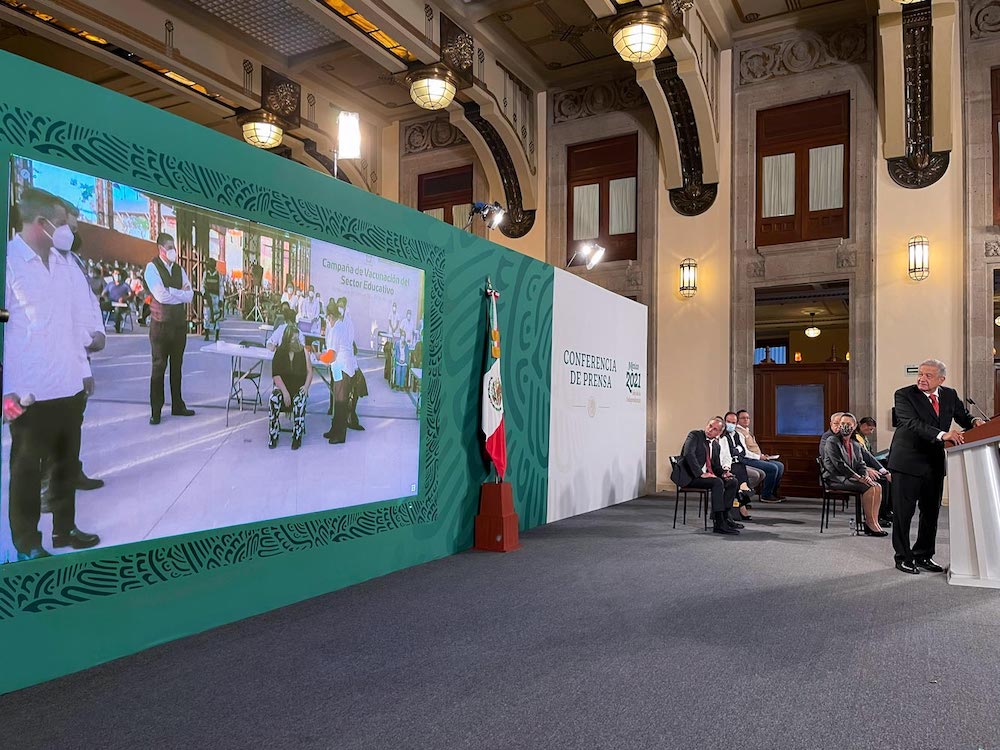 Anuncia AMLO aplicación de dosis a personas de 50 a 59 años; contagios disminuyen, aseguró