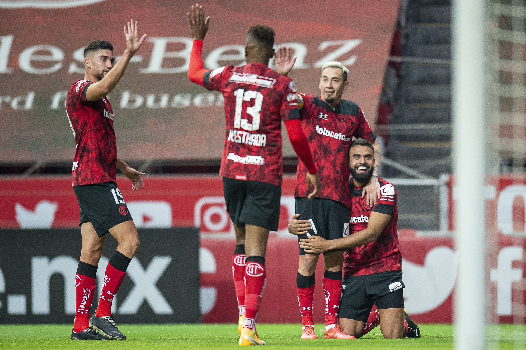 Toluca aprovechó errores del América y se impuso 3-1