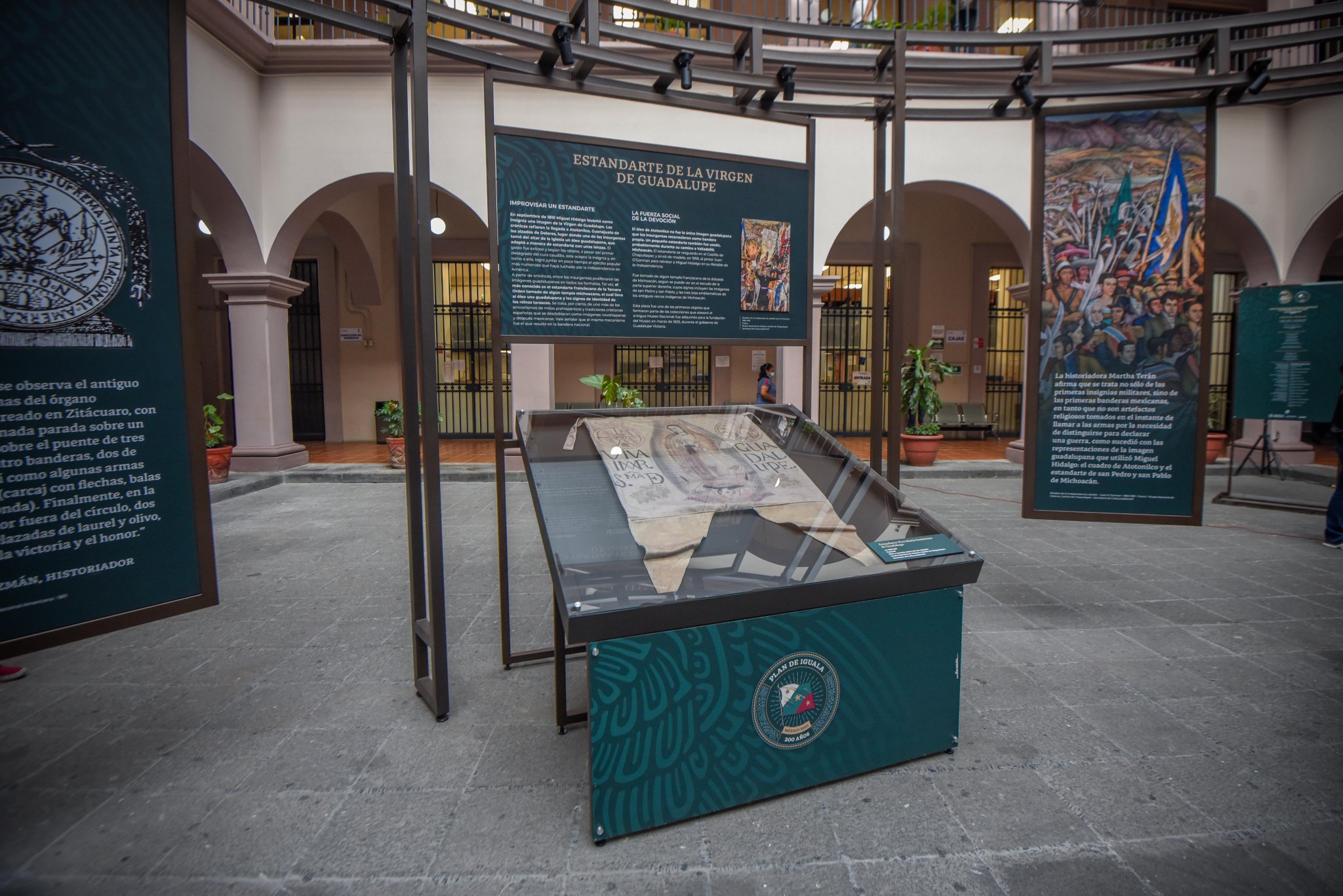 Fue abierta la exposición Ruta Itinerante de Banderas Históricas de México, en el palacio municipal de Xalapa