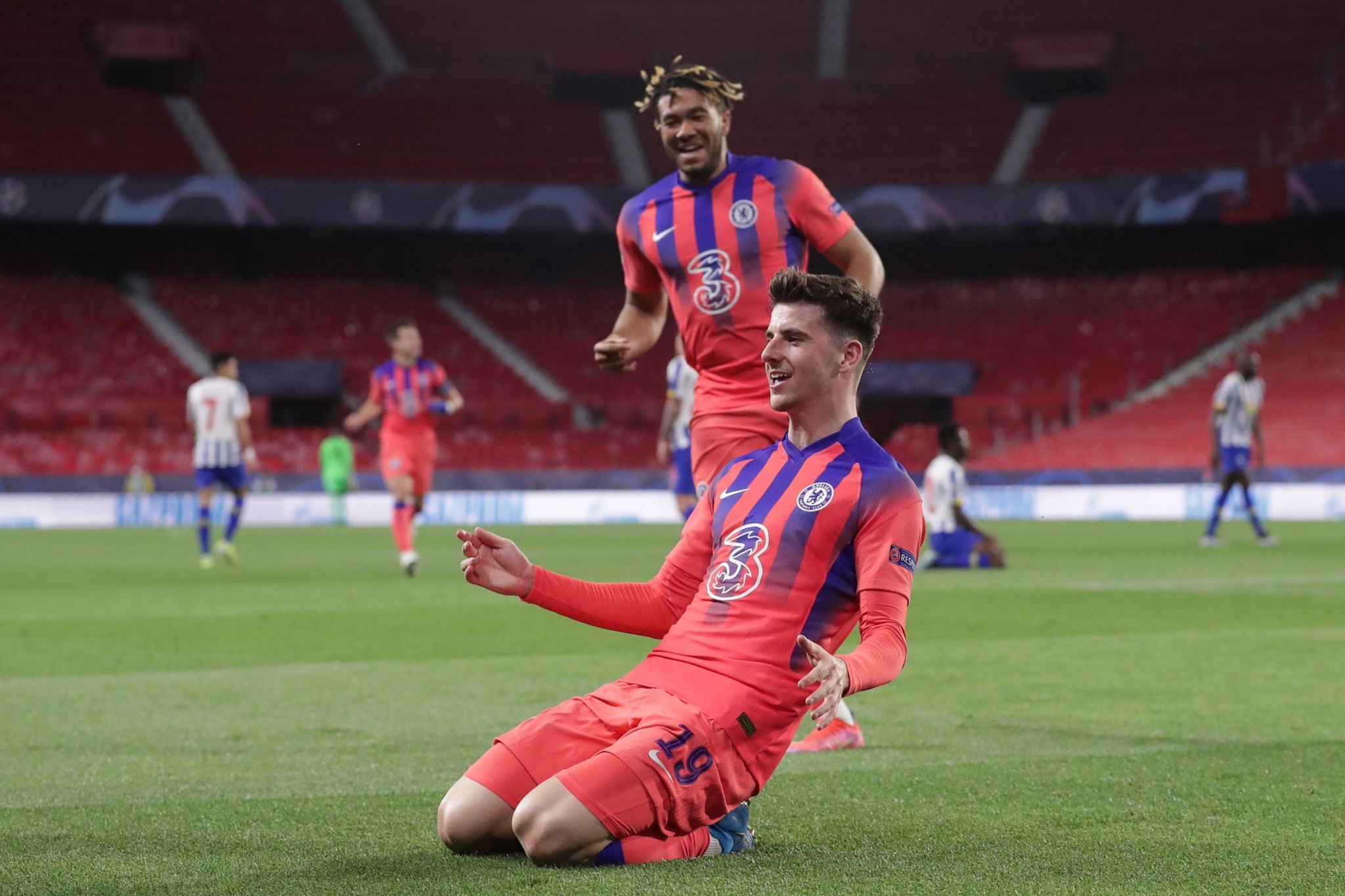 Chelsea toma cómoda ventaja al vencer 2-0 al Porto en la Champions League