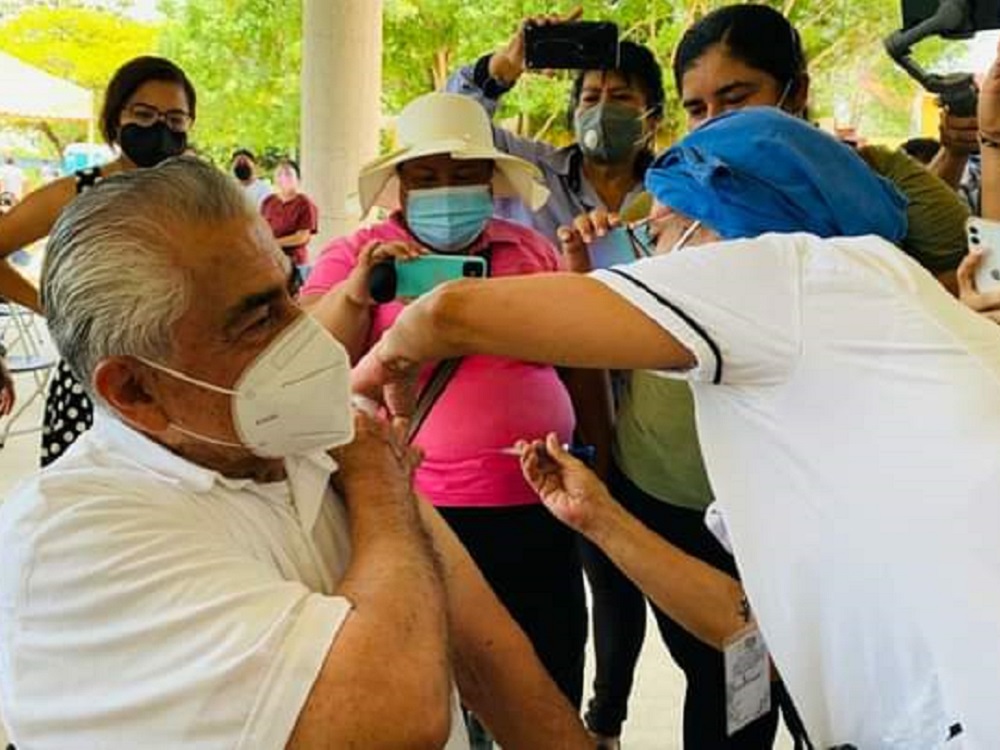 Alcalde de Minatitlán, Nicolás Reyes Álvarez, fue inmunizado contra virus SARS- CoV-2