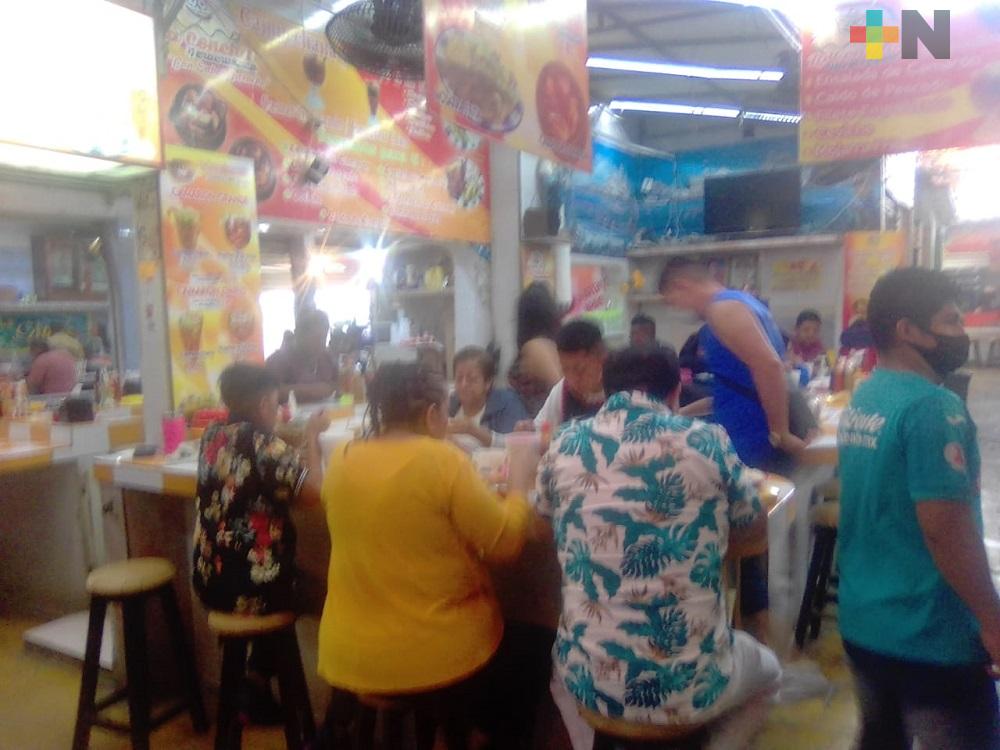 Aumenta número de turistas en mercado Hidalgo del municipio de Veracruz, degustan la gastronomía