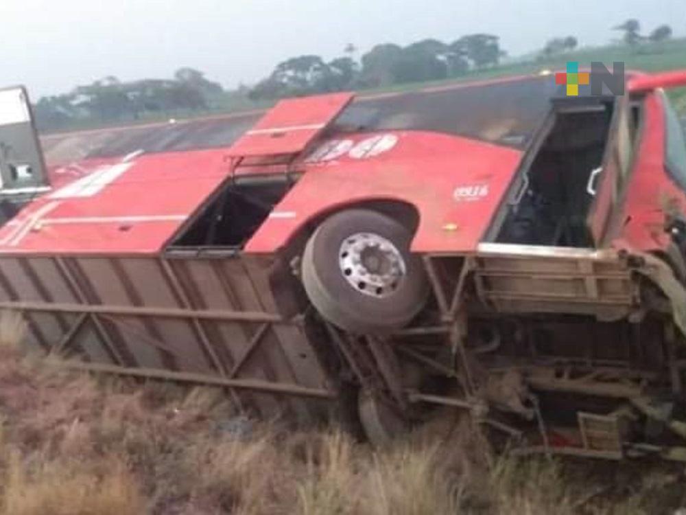 Autobús de pasajeros terminó volcado en  autopista Acayucan-La Tinaja, dejó saldo de 15 personas lesionadas