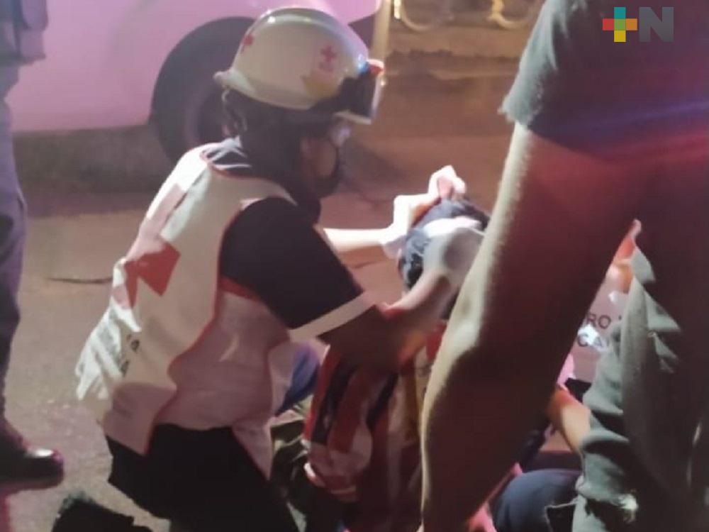 Cruz Roja auxilió a hombre que fue atropellado en colonia de Coatzacoalcos, su estado de salud es delicado