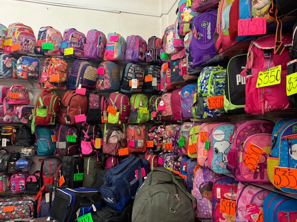 Comerciantes de mochilas esperan se reactiven ventas con regreso paulatino de clases en Veracruz