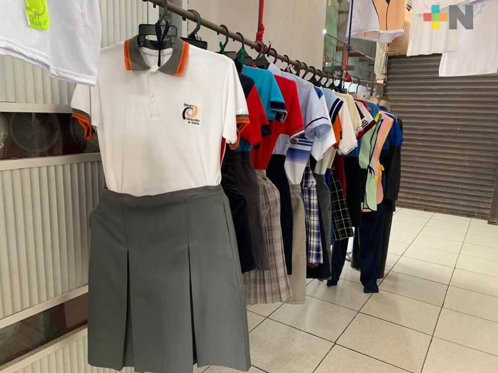 En Xalapa, vendedores de uniformes esperan regreso a clases, para activar su economía