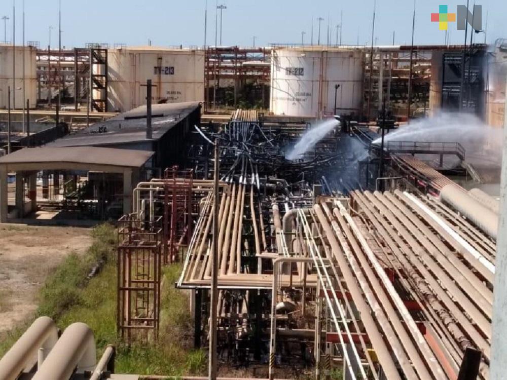 Continúan labores de enfriamiento en la refinería Lázaro Cárdenas de Minatitlán