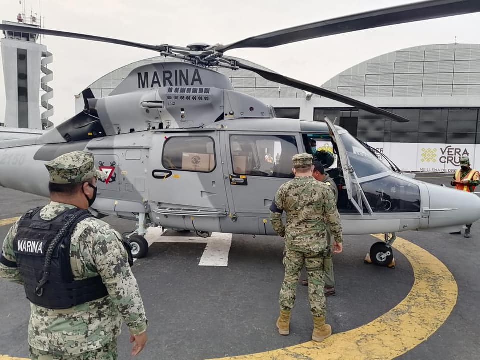 El gobierno de Veracruz trasladó vía aérea vacunas de Tuxpan a Xalapa para continuar vacunando a maestros