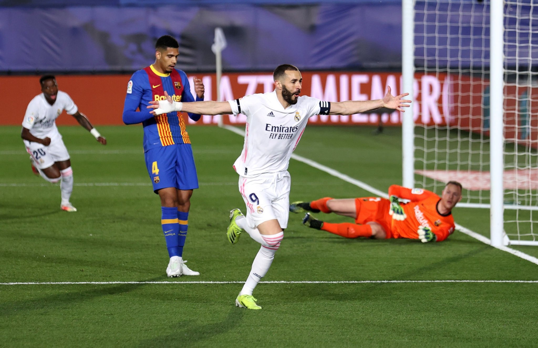 Real Madrid se llevó al clásico español al derrotar 2-1 al Barcelona