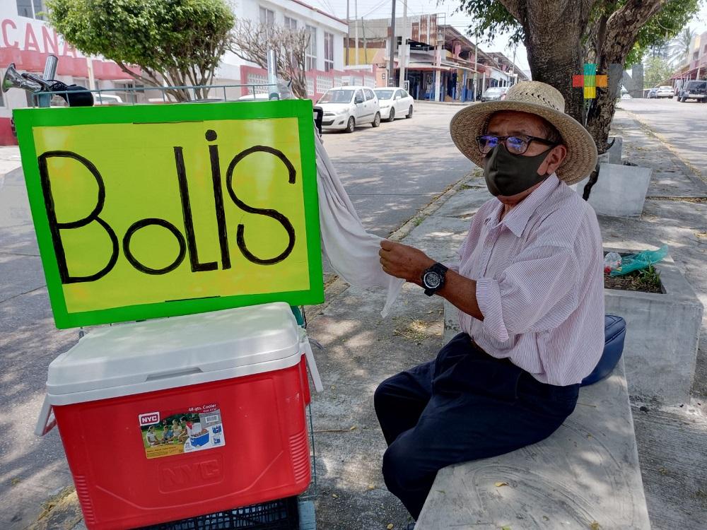 Pandemia dejó sin empleo a don Daniel Torruco, que a sus 69 años se dedica a vender bolis