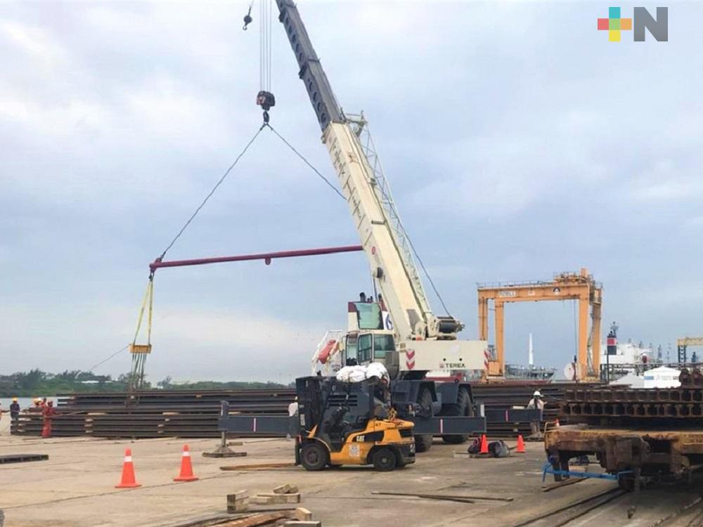 Desembarcaron en el Puerto de Coatzacoalcos más de 30 mil toneladas de rieles de acero para el Tren Maya