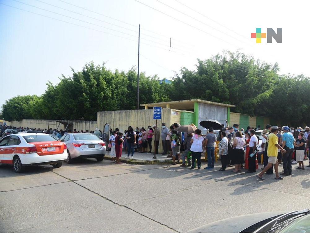 En Acayucan, desde temprana hora adultos mayores realizaron largas filas para recibir vacuna anticovid
