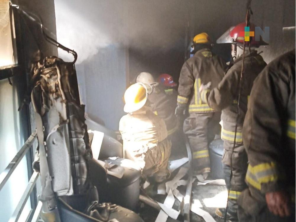 En Coatzacoalcos, Protección Civil y Bomberos atendieron incendio en despacho de abogados; se desconocen las causas que lo originaron