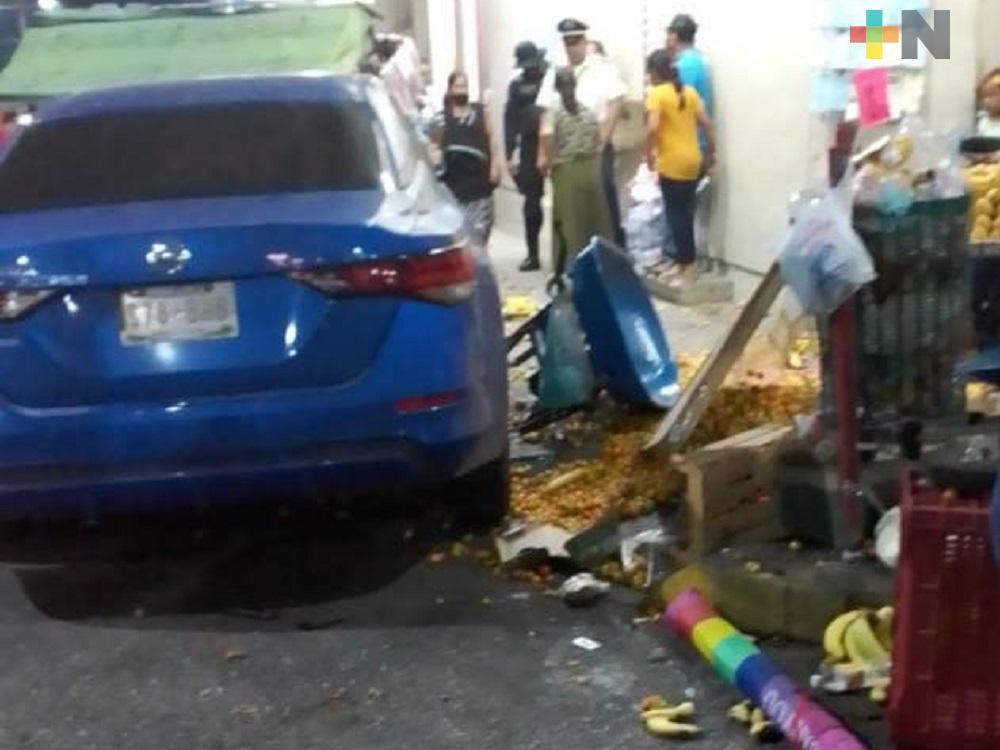 En Coatzacoalcos, auto se impactó contra vehículos y puestos ambulantes