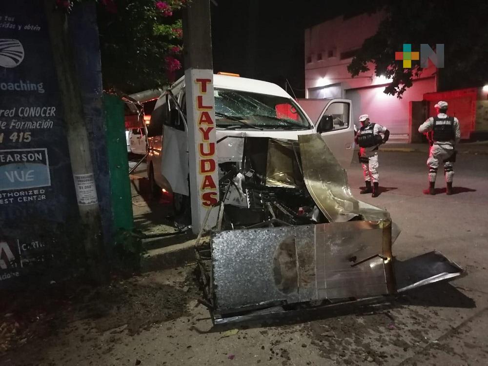 En Coatzacoalcos, camioneta del Instituto Nacional de Migración se estrelló contra poste de energía eléctrica