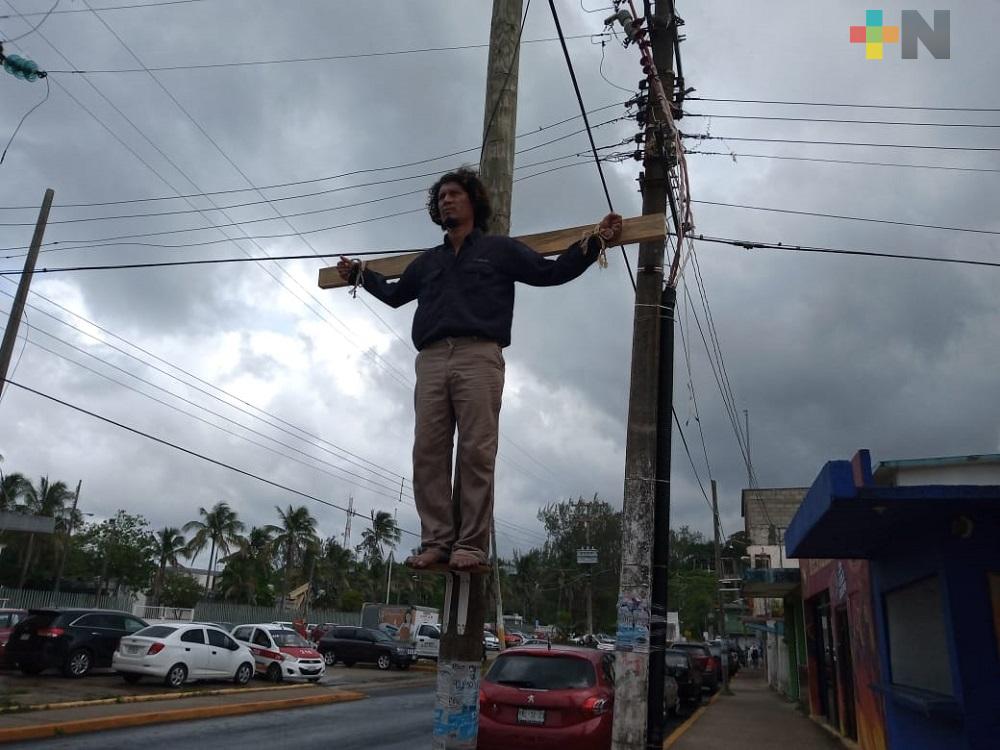 En Nanchital, trabajador transitorio de Pemex decidió «crucificarse»; pide desbloqueo de plazas