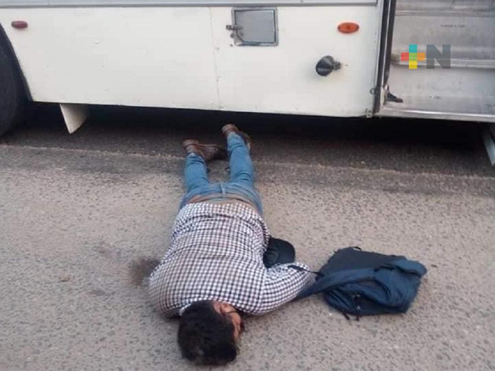 En Otepan, hombre en aparente estado de ebriedad saltó de un camión en movimiento