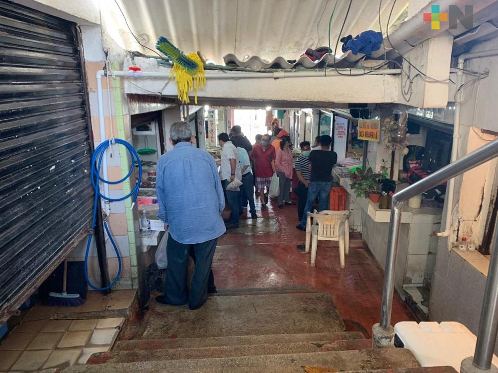 En Viernes Santo, decenas de personas acudieron al Mercado de Mariscos en Coatzacoalcos