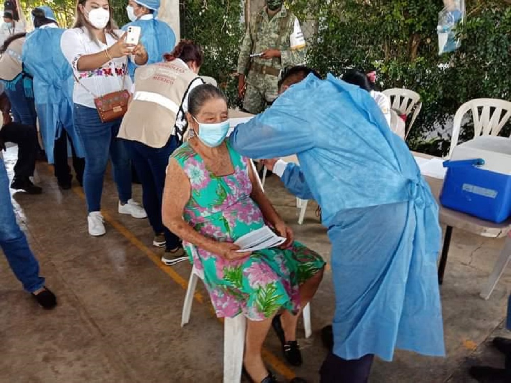 En municipio Texistepec  aplicaron unidosis de CanSino a más de mil adultos mayores