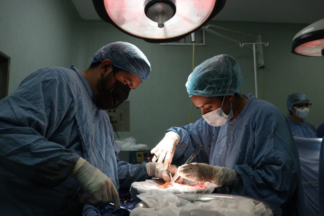 Realizan especialistas del IMSS trasplante de riñones y córneas en hospital de Orizaba