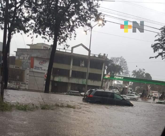 Fuerte lluvia afecta calles y vialidad en Xalapa