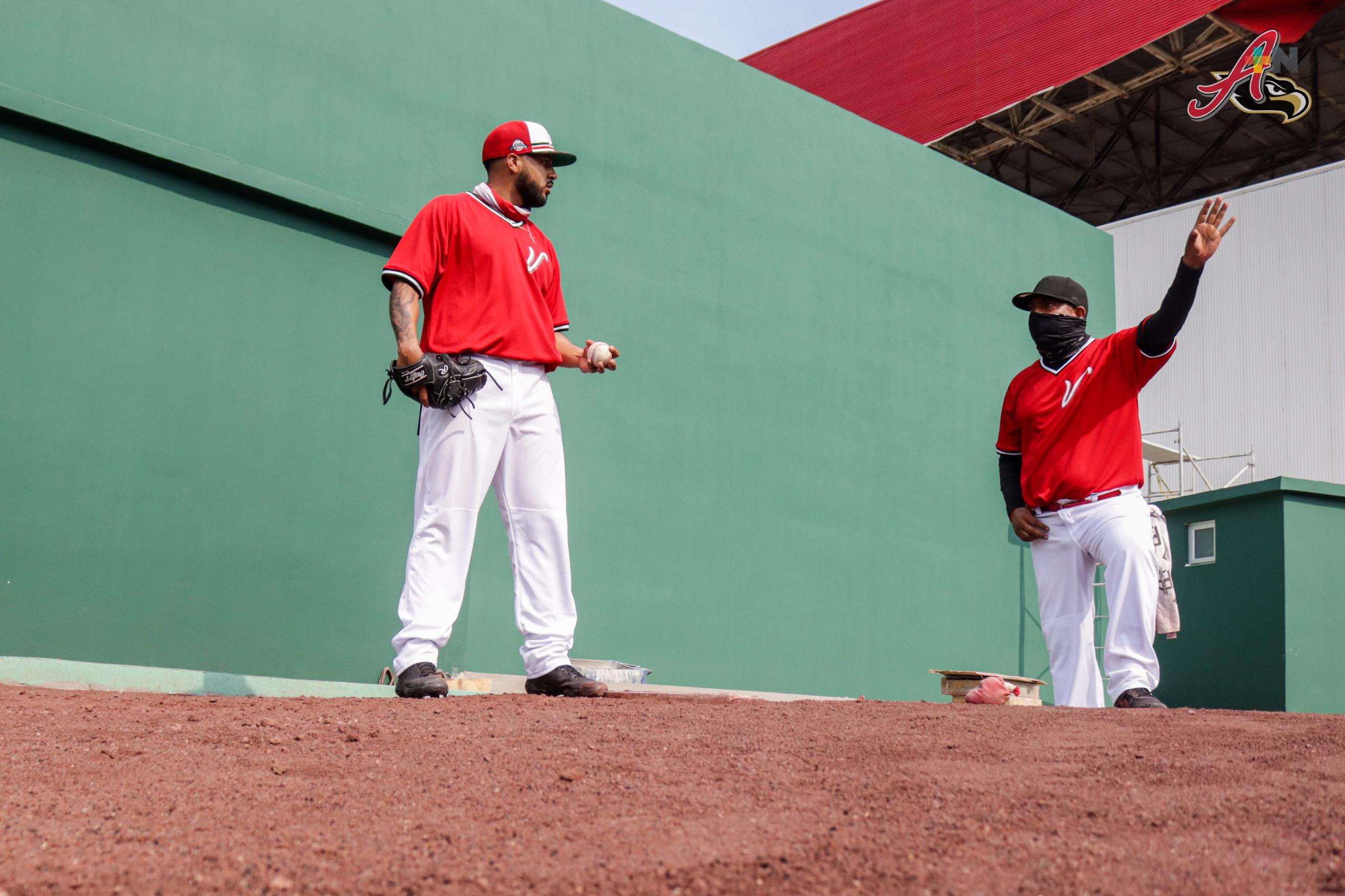 Héctor Navarro busca poner “a punto” a pitchers del Águila