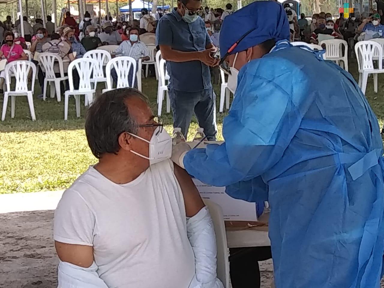 Inicia vacunación contra COVID en Tuxpan