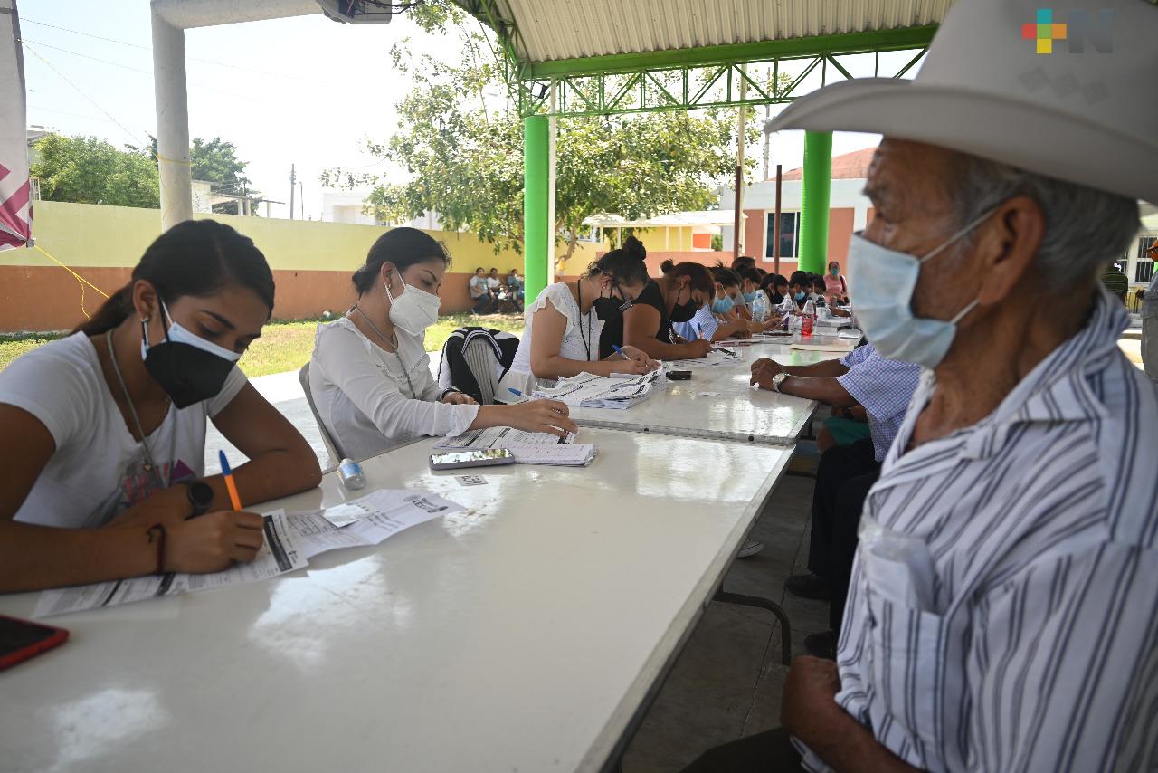 Adultos mayores celebran  vacunación en la zona norte