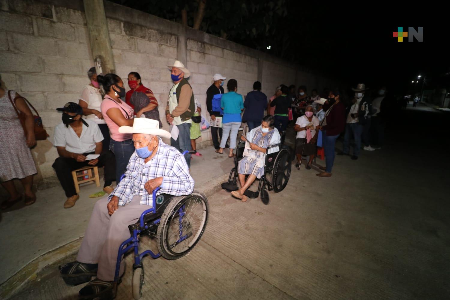 Inicia aplicación de vacuna contra COVID en Tres Valles