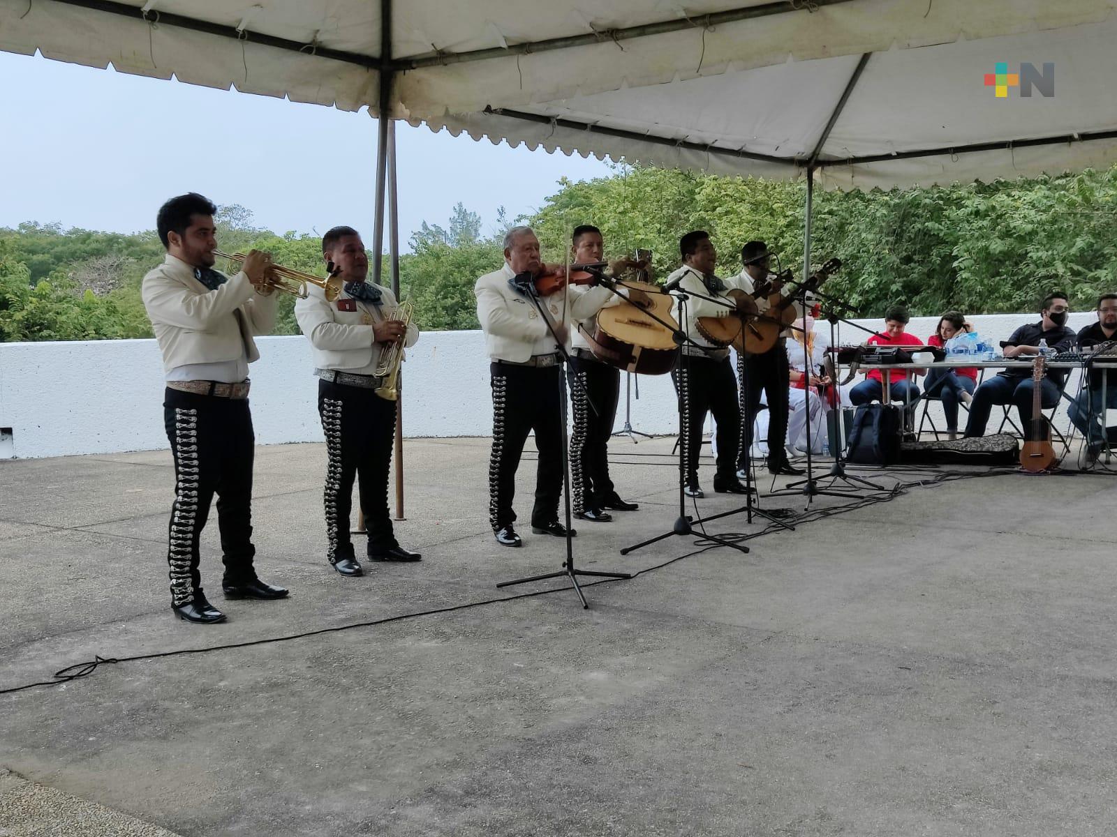 Docentes llevan mariachis a marinos en agradecimiento por vacunas contra COVID